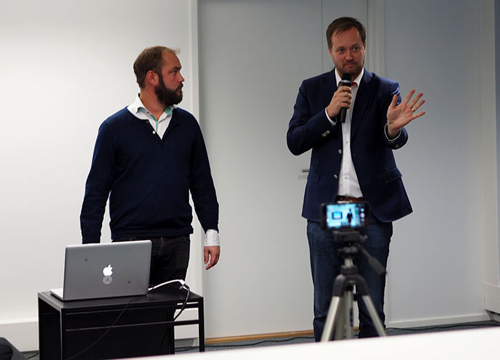 Bureaua Littlen Richard Hagert ja HIFKin Petteri Linnavalli esittelemässä HIFKin uutta applikaatiota Starcutin tupaantuliaisissa Kampissa. 